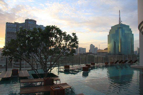 Hilton Bangkok Pool Blick auf Chao Phraya