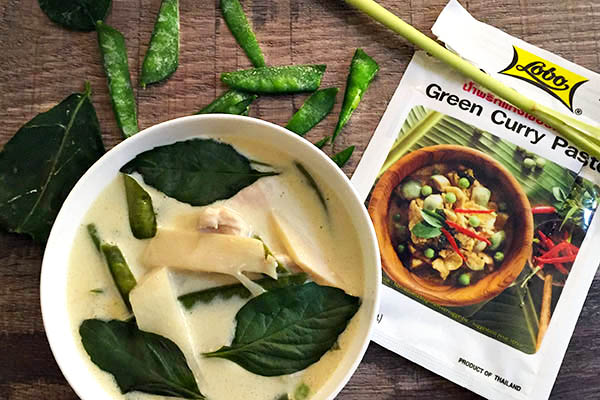 Grunes Thai Curry Mit Huhn Bohnen Zuckerschoten Und Bambus Rezept