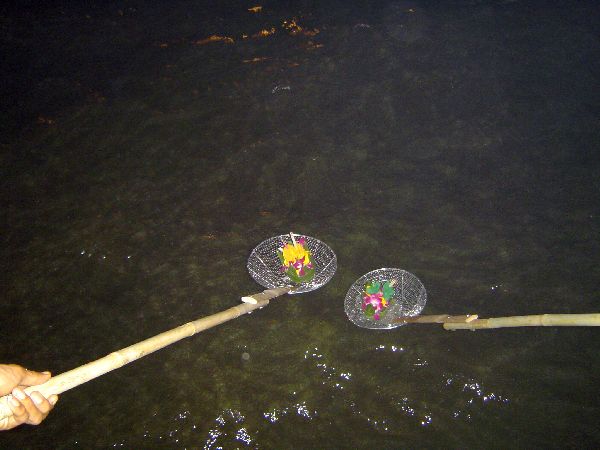 Loy Kratong Kerzen ins Wasser lassen